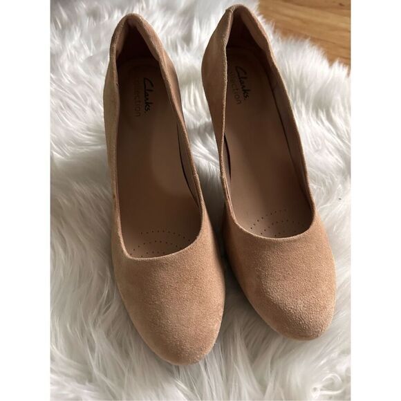 Clarks tan heels size 8.5 suede 3 inch heel comfy - Picture 1 of 6